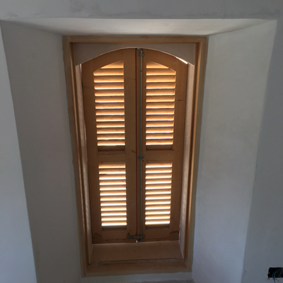 Montaje de persiana Mallorquina y marco ventana