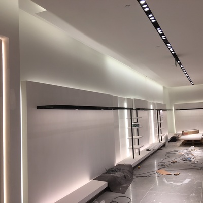 Detalle murales rematados con iluminacion