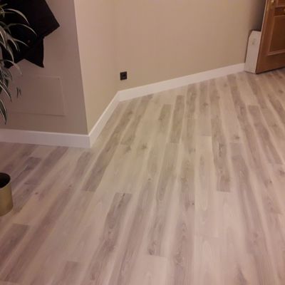LAMINADO INSTALADO CON REMATE DE RODAPIE LACADO BLANCO