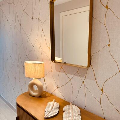 Decoración con papel pintado en recibidor