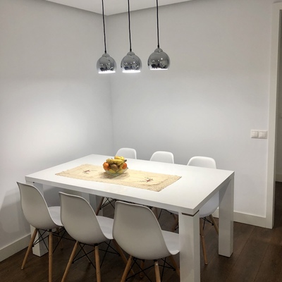 Colocacion de mesa salon y luces