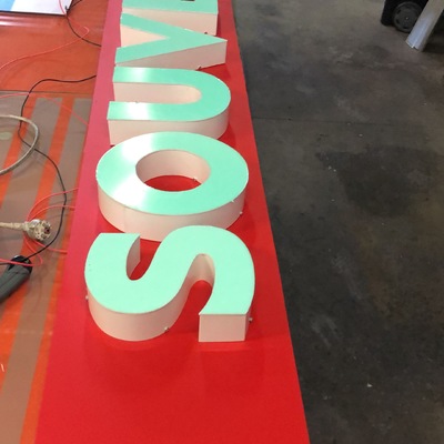 Letras Corpóreas Luminosas