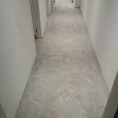 Pasillo en oficinas de mucho trafico