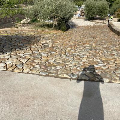 Camino con piedra aplacada