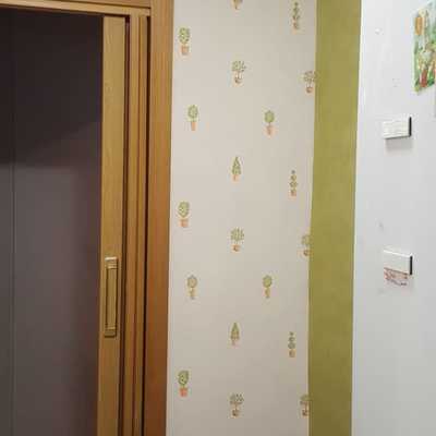 Se procede a retirar el antiguo papel en verde y arreglar la pared