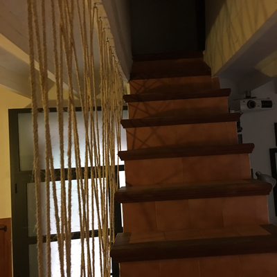 Arte cuerdas y barandilla