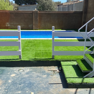 Cesped artificial en piscina