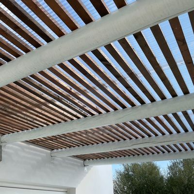 Enlistado de madera y plexiglas. Instalacion