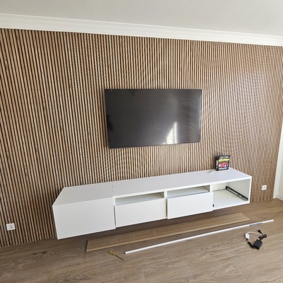 Muro recubierto en madera decorativa para el televisor con mueble empotrado a pared con un toque elegante