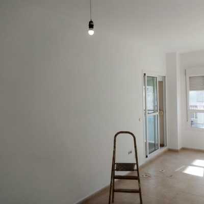 Salón pintado de Blanco techo y paredes