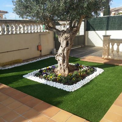 Decoración con césped piedras y flores