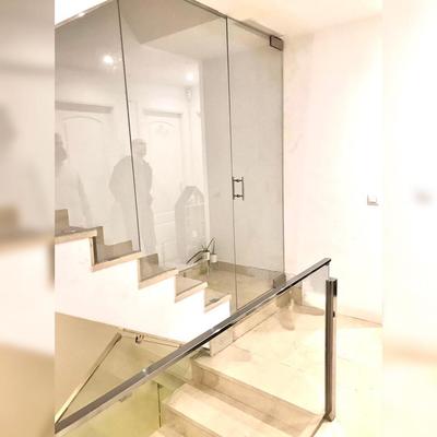 Separación escalera y barandilla