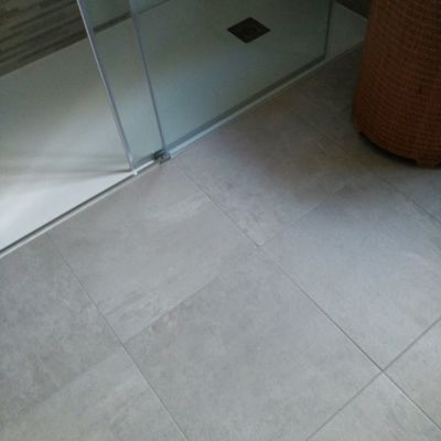 Plato de ducha empotrado para facilitar acceso minusvalidos