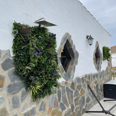 Restauración de ducha exterior con jardín vertical artificial