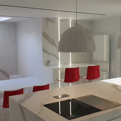 Cocina moderna con isla y zona de comedor integrada