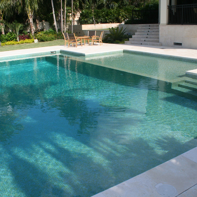 Piscina de hormigón armado y zona relax