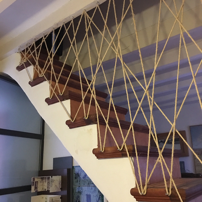 Arte cuerdas y barandilla