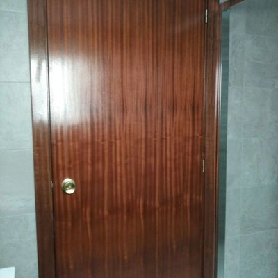 Puerta adaptada minusvalidos