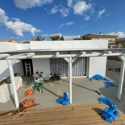 Enlistado de madera y plexiglas. Instalacion