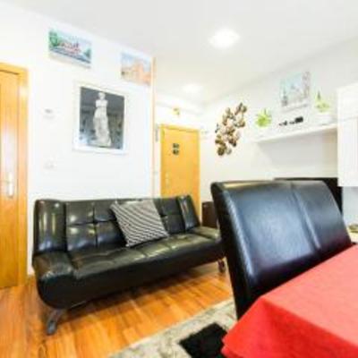 Salón , con un hermoso sofá de cuero