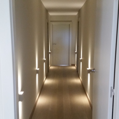 Pasillo iluminado post reforma