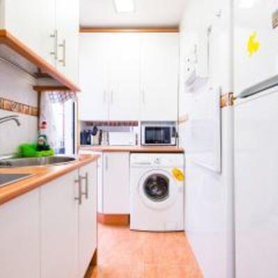 Una cocina blanca sencilla ... esta bien