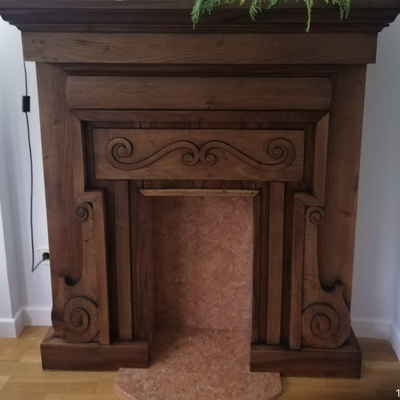 Chimenea de nogal restaurada.