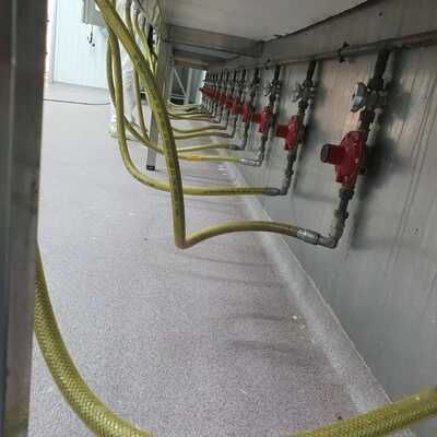 Instalación conexión gas propano en negocio