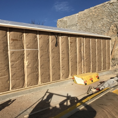 Casa de madera con doble pared