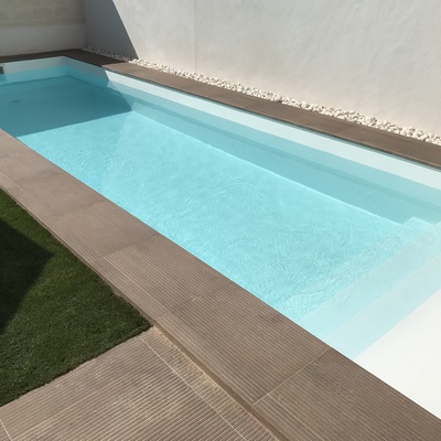 Piscina con mini playa y escalera