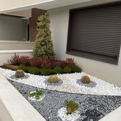 Diseño de jardinera con acero corten y canto rodado