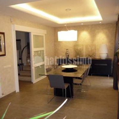 Vista general comedor con iluminación perimetral