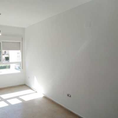 Salón pintado de Blanco techo y paredes