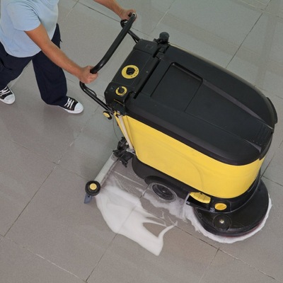 Limpieza de suelo con maquina fregadora.