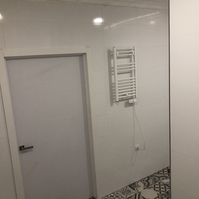 Instalación puerta y alicatado superficies