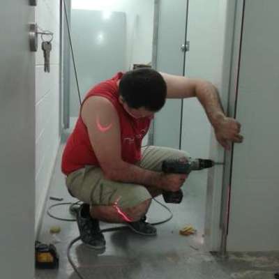 montar mamparas y puertas antifuego de baño de una fabrica (saica)