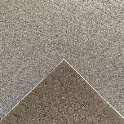 Detalle microcemento con junta metálica