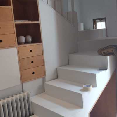 Escaleras modernas con armario