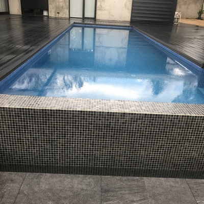 Piscina rebosante
