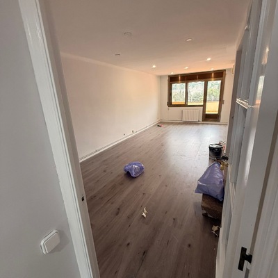 Habitación pintura y parquet