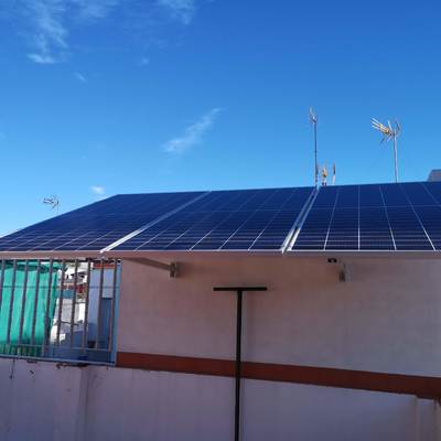 Paneles sobre pared vertical