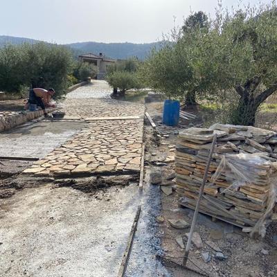 Camino con piedra aplacada