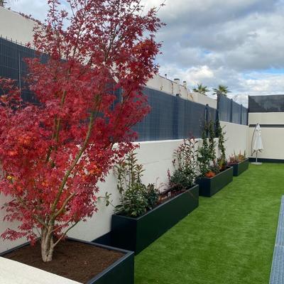 Diseño de jardin con jardineras de acero a medida