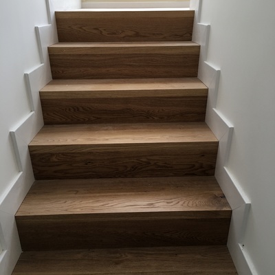 Revestimiento de escalera con madera de roble natural