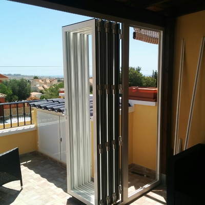 ACRISTALAMIENTO DE PUERTAS PLEGABLES PARA PERGOLA