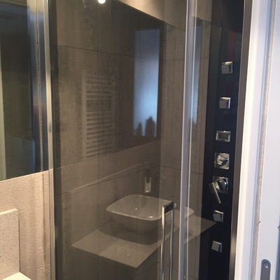 Mampara d ducha y columna de hidromasaje