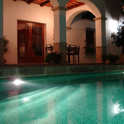 PISCINA CON FOCOS LED
