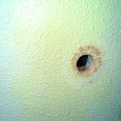 Agujero, por cual mandaremos celulosa a la cámara de fachada.