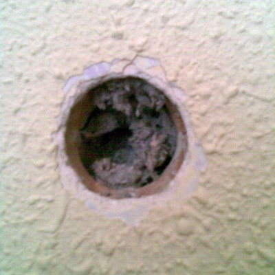 Agujero relleno de aislante de celulosa.