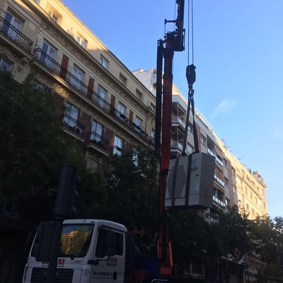 GRUA ELEVADORA DE MAQUINAS A LA AZOTEA DE EDIFICIOS